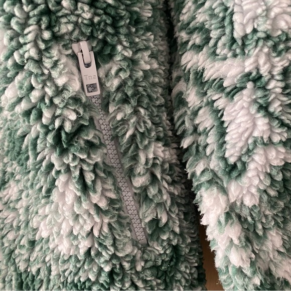 Aritzia Green and White Teddy Jacket - Picture 5 of 8
